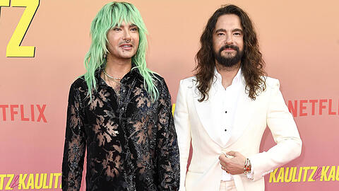 Bill Kaulitz (li.) durfte sich über eine romantische Überraschung in seinem Berliner Hotelzimmer freuen.