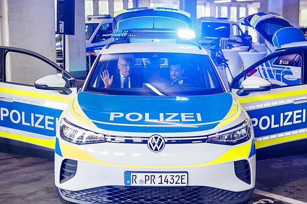 Polizeidirektor Florian Koch (r) vom Polizeipräsidium Unterfranken präsentiert im August 2023 Innenminister Joachim Herrmann einen VW ID4 bei der Bereitschaftspolizei. Polizeidirektor Florian Koch (r) vom Polizeipräsidium Unterfranken präsentiert im August 2023 Innenminister Joachim Herrmann einen VW ID4 bei der Bereitschaftspolizei.