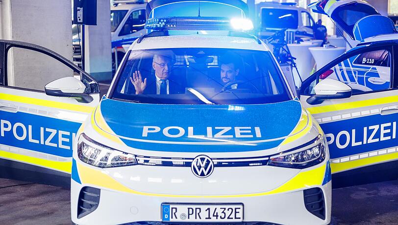 Polizeidirektor Florian Koch (r) vom Polizeipräsidium Unterfranken präsentiert im August 2023 Innenminister Joachim Herrmann einen VW ID4 bei der Bereitschaftspolizei. Polizeidirektor Florian Koch (r) vom Polizeipräsidium Unterfranken präsentiert im August 2023 Innenminister Joachim Herrmann einen VW ID4 bei der Bereitschaftspolizei.