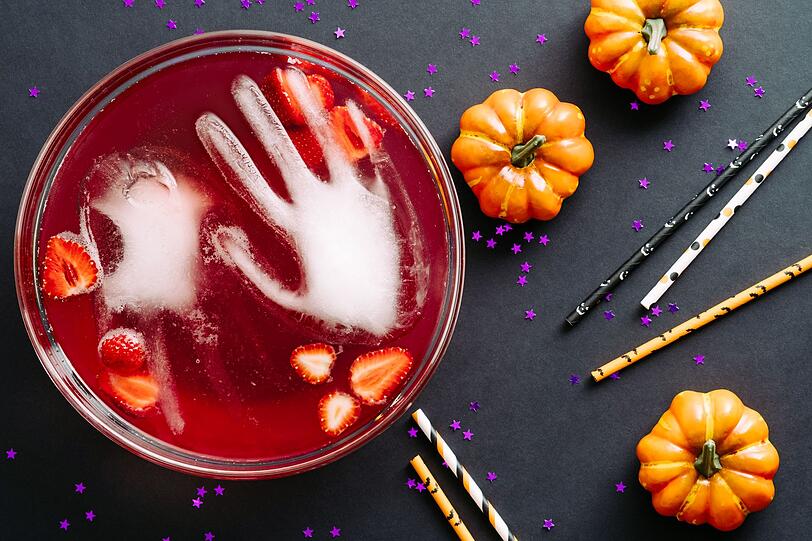 Eine Halloween-Bowle mit Eishand sorgt für Gruselstimmung auf jeder Party. Füllen Sie einen puderfreien Latexhandschuh mit Wasser oder Saft, verschließen Sie ihn mit einem Gummi und frieren Sie ihn für 24 Stunden ein. Für die Bowle brauchen Sie je einen Liter Trauben-, Kirsch- und Orangensaft, 700 ml Mineralwasser und eine Flasche Sekt. Dazu kommen 300 g Beerennmischung oder drei in Scheiben geschnittene Bio-Orangen und eine Zitrone. Dann die Eishand dazugeben. Eine Halloween-Bowle mit Eishand sorgt für Gruselstimmung auf jeder Party. Füllen Sie einen puderfreien Latexhandschuh mit Wasser oder Saft, verschließen Sie ihn mit einem Gummi und frieren Sie ihn für 24 Stunden ein. Für die Bowle brauchen Sie je einen Liter Trauben-, Kirsch- und Orangensaft, 700 ml Mineralwasser und eine Flasche Sekt. Dazu kommen 300 g Beerennmischung oder drei in Scheiben geschnittene Bio-Orangen und eine Zitrone. Dann die Eishand dazugeben.