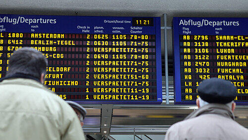 Am Flughafen gab es bis zum Mittag Dutzende Verspätungen und Ausfälle. Am Flughafen gab es bis zum Mittag Dutzende Verspätungen und Ausfälle.
