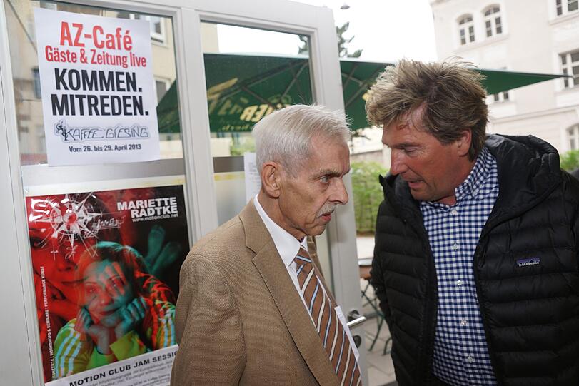 Stadionsprecher Stephan Schneider ist ganz nah dran an den Fans und schilderte im AZ-Café die Gespaltenheit der Fans, was die Meinung über den Investor angeht.
