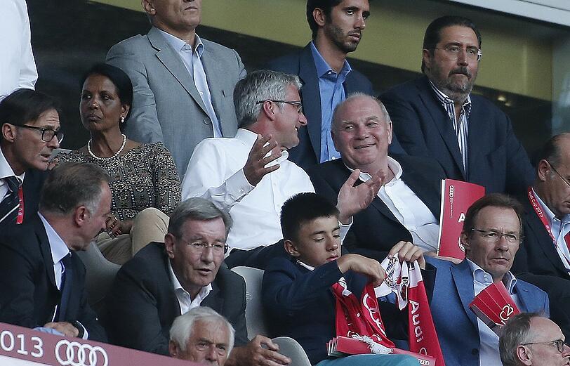 Uli Hoeneß unter den Zuschauern in der Allianz Arena.