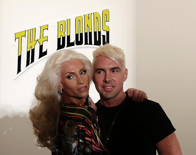 Die Designer David Blond (R) und Phillipe Blond (L) vor dem Start ihrer Fashion Show "The Blonde" während der Mercedes-Benz Fashion Week in New York.