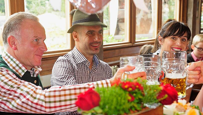 Karl-Heinz Rummenigge (l.) mit Pep Guardiola auf der Wiesn. Karl-Heinz Rummenigge (l.) mit Pep Guardiola auf der Wiesn.