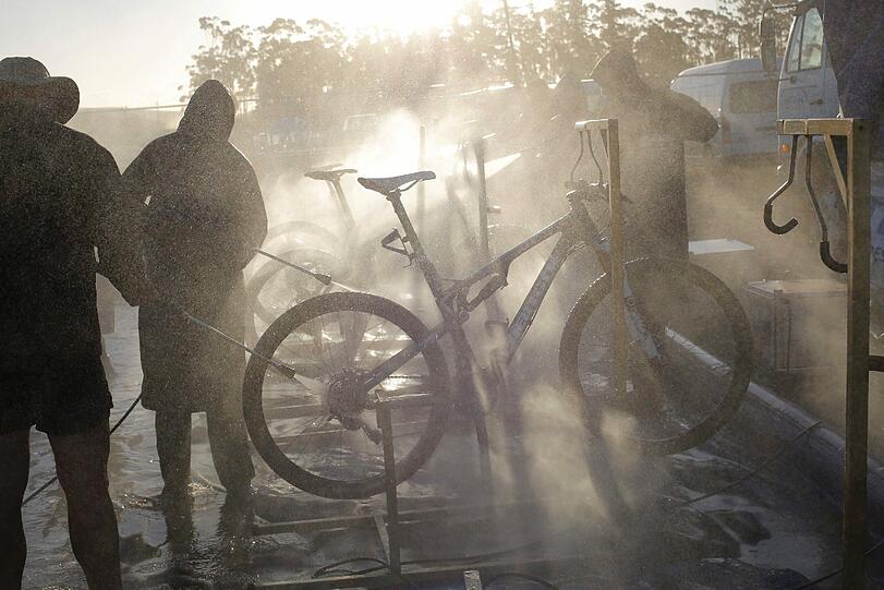 Fahrradwascher bei einem Mountainbike-Wettberwerb in Südafrika.