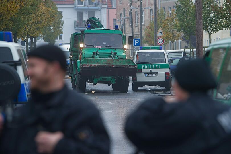 Die Besetzer werfen Konfetti, unten steht ein SEK-Kommando der Polizei: In Greifswald wurde ein besetztes Haus geräumt. Die Bilder.