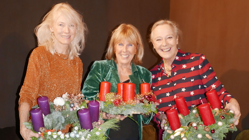 Bunt (v. l.): Tine Nehler, Elke Reichart, Uschi Prinzessin zu Hohenlohe.