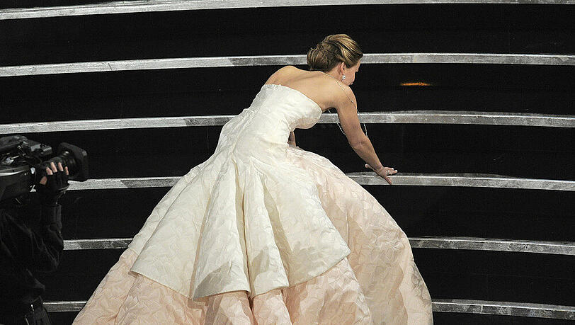 Jennifer Lawcrene haute ihr Oscar-Gewinn 2013 buchstäblich von den Socken... Jennifer Lawcrene haute ihr Oscar-Gewinn 2013 buchstäblich von den Socken...