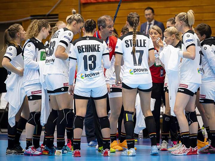 Trainer Henk Groener (M) spricht zu den deutschen Nationalspielerinnen in einer Auszeit.
