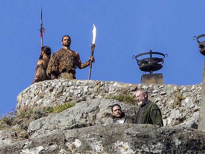 Kit Harington (unten links, als Jon Schnee) und Liam Cunningham (unten rechts, als Ritter Ser Davos Seewert) bei Dreharbeiten zur siebten Staffel von "Game of Thrones".