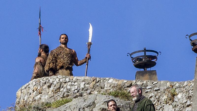 Kit Harington (unten links, als Jon Schnee) und Liam Cunningham (unten rechts, als Ritter Ser Davos Seewert) bei Dreharbeiten zur siebten Staffel von "Game of Thrones". Kit Harington (unten links, als Jon Schnee) und Liam Cunningham (unten rechts, als Ritter Ser Davos Seewert) bei Dreharbeiten zur siebten Staffel von "Game of Thrones".
