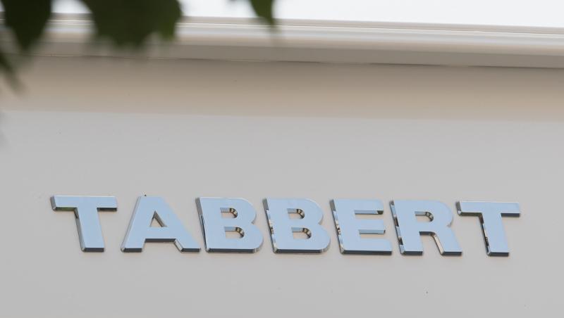 Der Schriftzug Tabbert ist an einem Wohnwagen der Firmengruppe Knaus Tabbert angebracht.