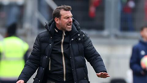 Der Nürnberger Trainer Markus Weinzierl gestikuliert am Spielfelrand.