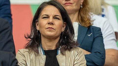 Bundesaußenministerin Annalena Baerbock bei der Vorrundenpartie Slowenien gegen Serbien in der Münchner Allianz Arena.