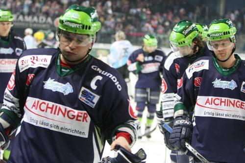 Gingen mit leeren Händen und finsterer Miene vom Eis: Tiger-Kapitän Shane Peacock (links) & Co. waren auf Schiri Piechaczek nicht gut zu sprechen.