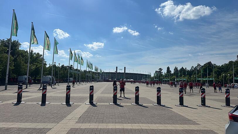 Vier Stunden vor dem Anpfiff kommt der Fanmarsch am Berliner Olympiastadion an. Vier Stunden vor dem Anpfiff kommt der Fanmarsch am Berliner Olympiastadion an.