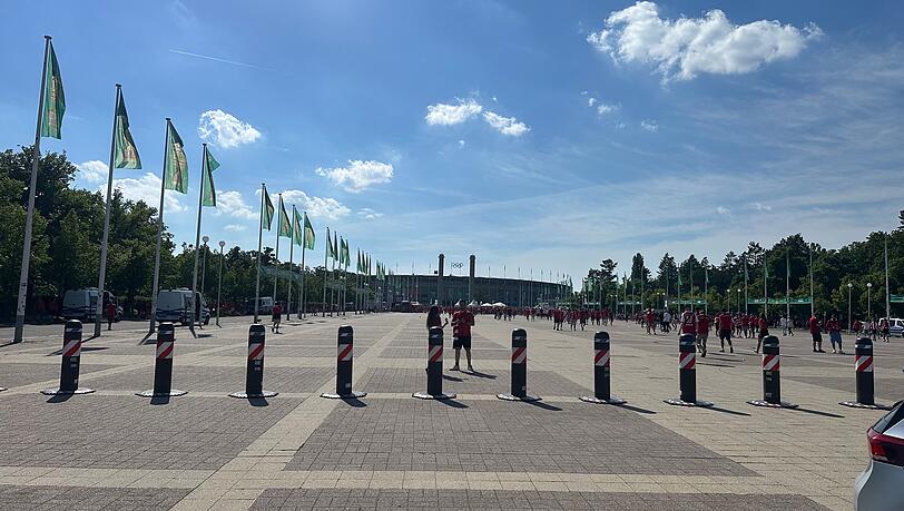 Vier Stunden vor dem Anpfiff kommt der Fanmarsch am Berliner Olympiastadion an. Vier Stunden vor dem Anpfiff kommt der Fanmarsch am Berliner Olympiastadion an.