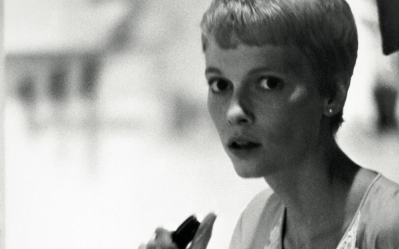 Rosemarie (Mia Farrow) will dem Geheimnis ihrer Nachbarn auf den Grund gehen. Rosemarie (Mia Farrow) will dem Geheimnis ihrer Nachbarn auf den Grund gehen.