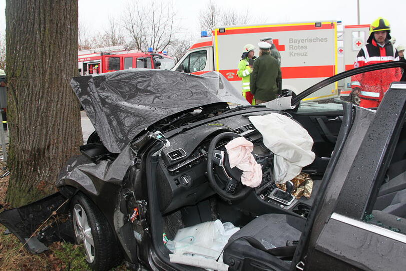 Im Landkreis Altöttingen kam es am Samstagvormittag zu einem schweren Zusammenstoß dreier Fahrzeuge. Die Bilder vom Unfallort.