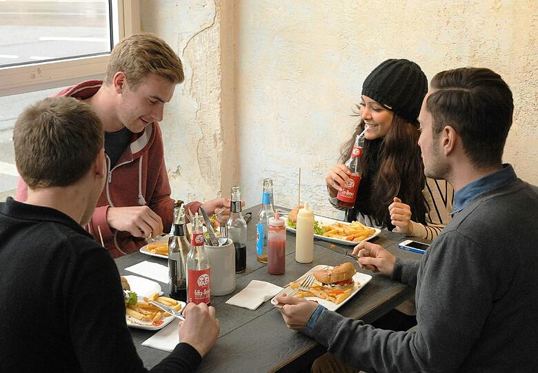 Bereits ein Dreivierteljahr nach Eröffnung des ersten Ladens hat nun ein zweiter aufgemacht: In der Dachauer Straße gibt es nun auch ein Holy Burger.