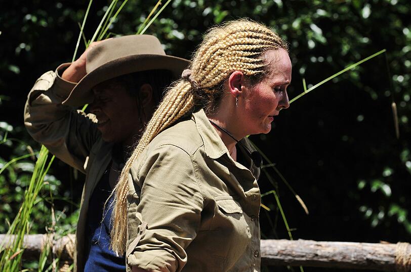 Ganz ohne Sterne auf dem Konto gehen die beiden zurück ins Camp. Dafür liefern sie sich eine ordentliche Konfrontation. Helena schreit Ricky nach der Prüfung an.