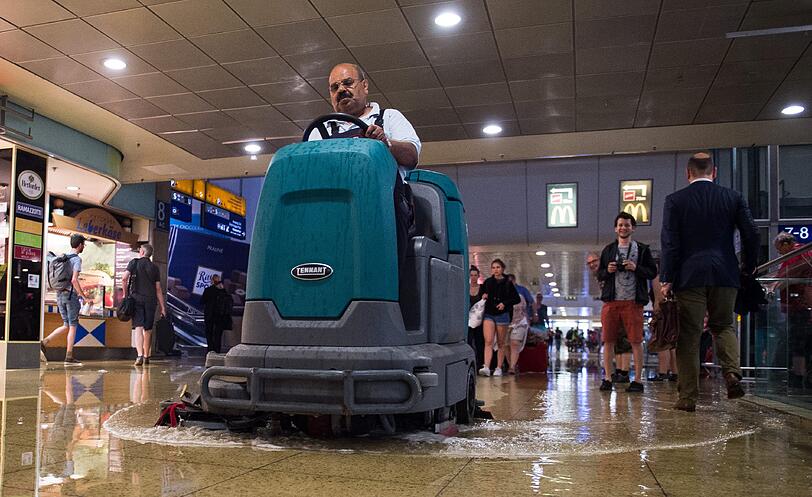 Sogar im Hauptbahnhof in Hannover hieß es "Land unter".