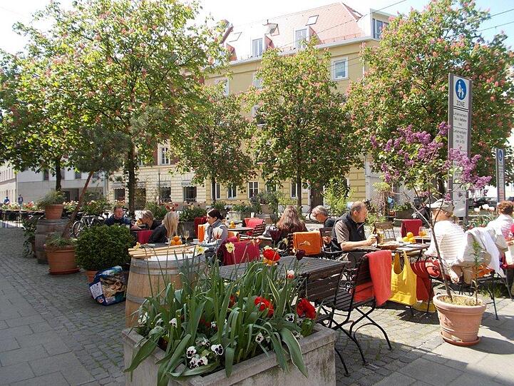 In den vielen Cafés und Bar kann man im Sommer die Natur genießen.