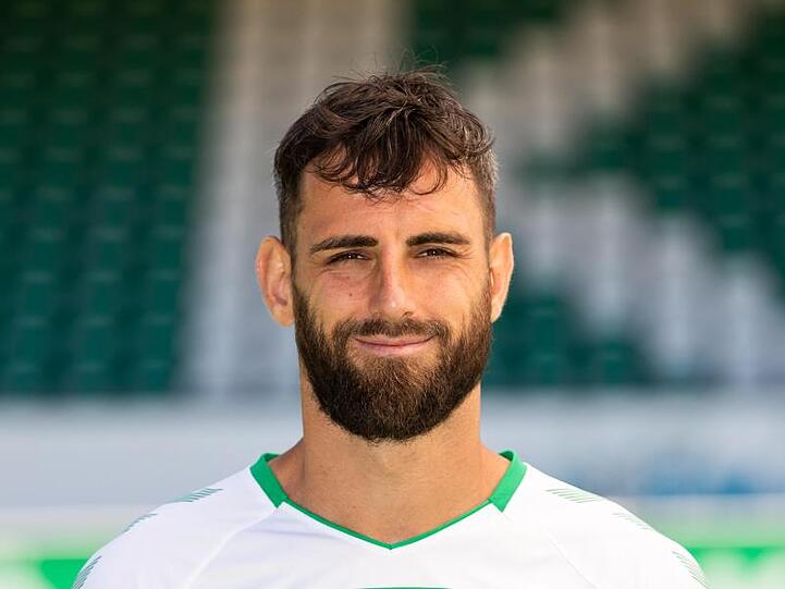 Megrin Mavraj vom SpVgg Greuther Fürth steht am Spielfeldrand. Foto: Daniel Karmann/dpa/Archivbild