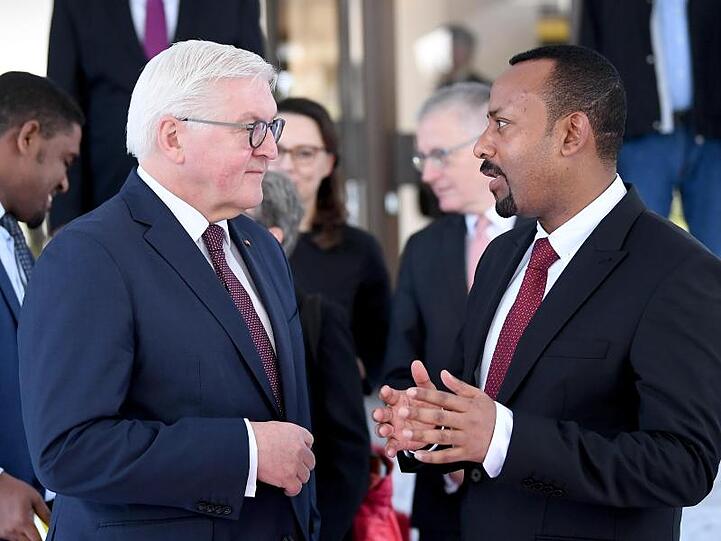 Bundespräsident Frank-Walter Steinmeier (l) trifft Äthiopiens Regierungschef Abiy Ahmed.