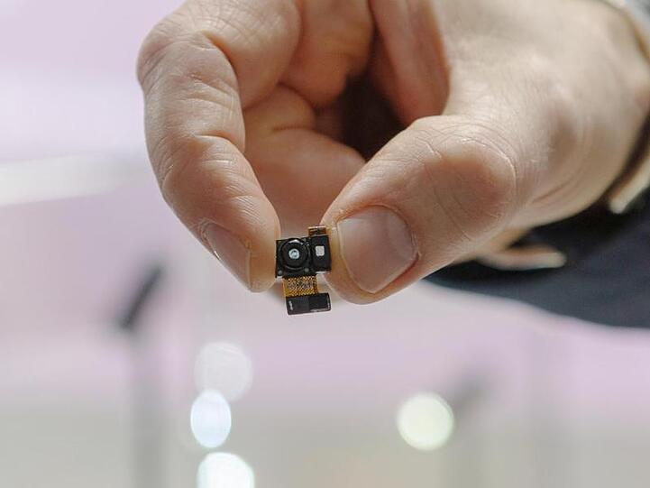 Der Chipkonzern Infineon zeigt auf dem Mobile World Congress seinen "REAL3"-Chipsensor, der unter anderem zur Gesichtserkennung in Smartphones eingesetzt wird.