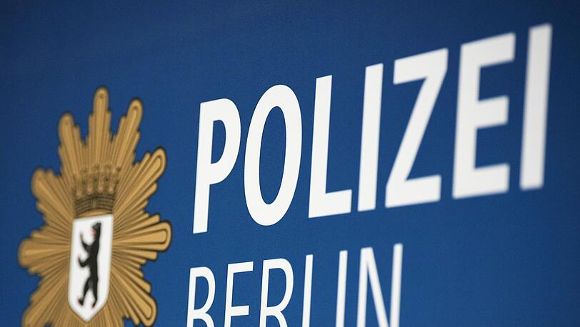 Die Berliner Polizei hat Ermittlungen wegen des Verdachts eines mutmaßlichen Geheimnisverrats aufgenommen.