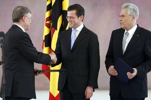 Glückwunsch, Minister zu Guttenberg: Bundespräsident Köhler überreicht die Ernennungsurkunde, Glos ist raus.