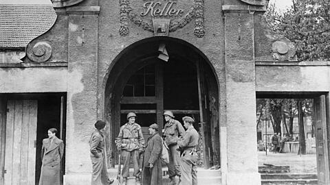 Soldaten der 7. US-Armee stehen vor dem Bürgerbräukeller. Am 19.09.1945 wurde Bayern als Staat innerhalb der US-Zone durch die Amerikaner neu gegründet.