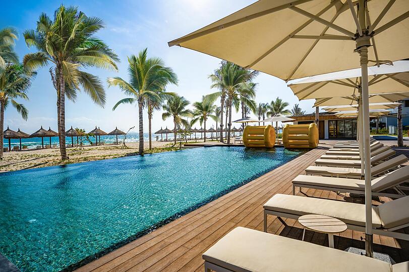Sie hätten gern ein Kaltgetränk am Pool? Einfach an der Beachbar bestellen.