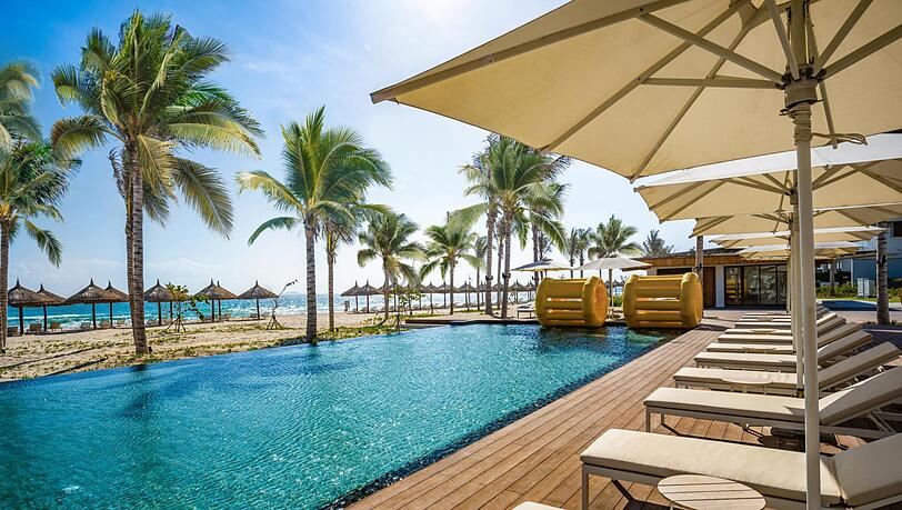 Sie hätten gern ein Kaltgetränk am Pool? Einfach an der Beachbar bestellen. Sie hätten gern ein Kaltgetränk am Pool? Einfach an der Beachbar bestellen.