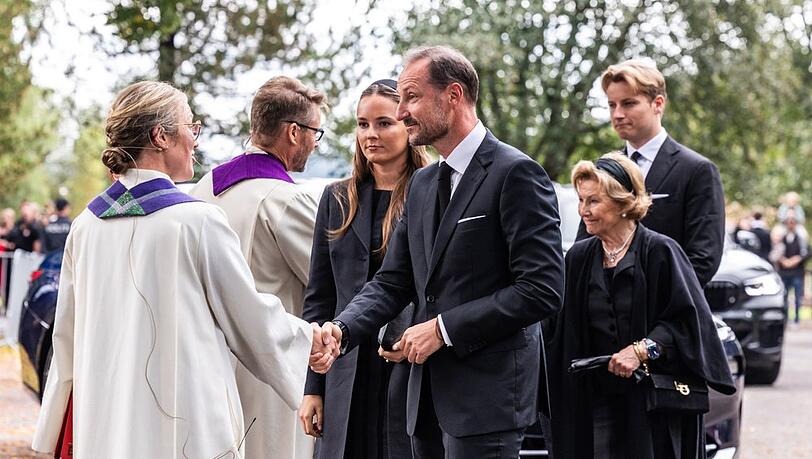 K&ouml;nig Haakon mit seiner Familie bei der Ankunft in der Kirche.