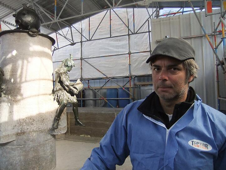 Steinmetz Nikolaus Herzog am Brunnen