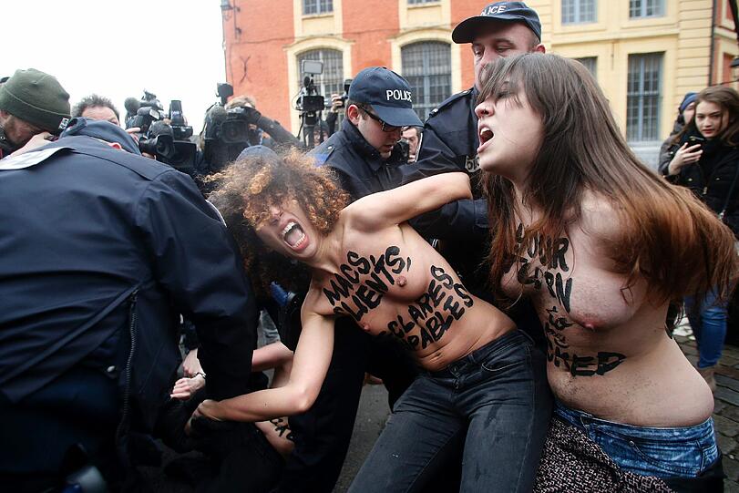 Vor dem Strauss-Kahm-Prozess: Femen-Frauen demontrieren mit blankem Busen.