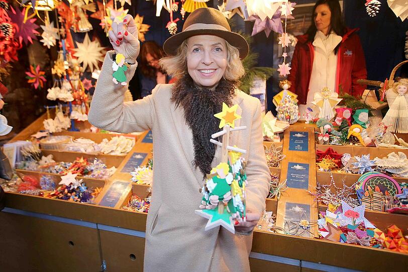 Michaela May, Schauspielerin: "Das werden ganz besondere Weihnachten, weil meine Enkeltochter Cecilia (2) heuer zum ersten Mal alles bewusst mitbekommt und weil meine 96-jährige Mutter endlich wieder fit genug ist, um die Feiertage bei uns zu verbringen. Letztes Jahr musste sie leider im Seniorenstift bleiben, da sie zu schwach war.
Vier Generationen unter einem Dach, da fühle ich mich schon reich beschert, bevor das Christkind überhaupt auftaucht. An Heiligabend bereite ich Seezunge in Champagnersauce zu, das Lieblingsessen meiner Töchter. Am ersten Weihnachtstag gibt&rsquo;s das Lieblingsessen meines Mannes: Ente a l&rsquo;orange. Wir werden alles ganz gemütlich gestalten, um meine Mutter nicht zu strapazieren. Die Christmette fällt deswegen aus, ich werde am ersten Weihnachtstag in die Maximilianskirche gehen, weil ich die Predigten vom Pfarrer Schießler so mag. Zwischen den Jahren geht&rsquo;s in die Berge zum Schneeschuhwandern."