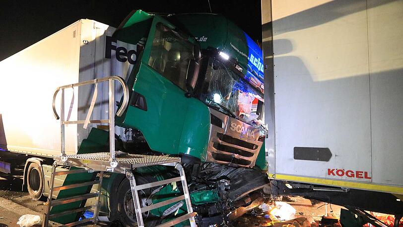 Nur wenige Stunden später kam es fast an der selben Stelle erneut zu einem tödlichen Unfall. Insgesamt drei Lkw waren daran beteiligt.