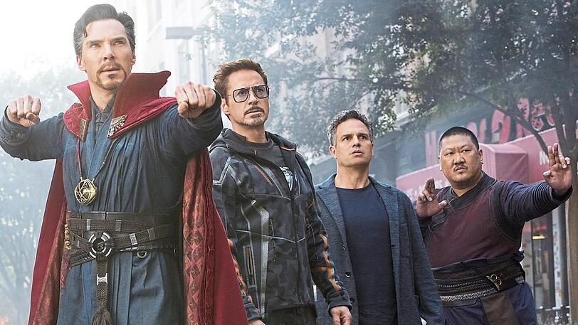 Helden in alberner Pose (von links): Benedict Cumberbatch als Dr. Stephen Strange, Robert Downey Jr. als Iron Man, Mark Ruffalo als Bruce Banner alias Hulk und Benedict Wong als Wong.