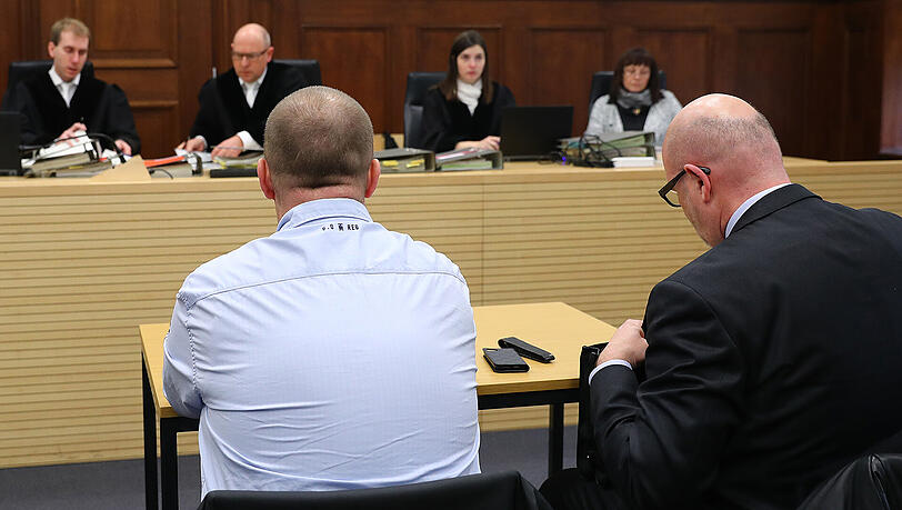 Der Ex-V-Mann (l.) mit seinem Anwalt Alexander Schmidtgall.