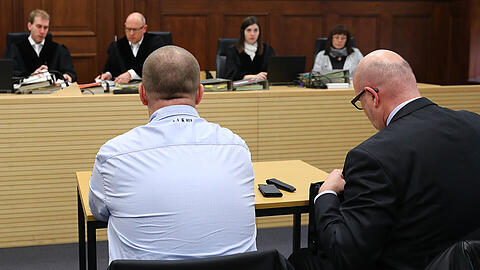 Der Ex-V-Mann (l.) mit seinem Anwalt Alexander Schmidtgall.