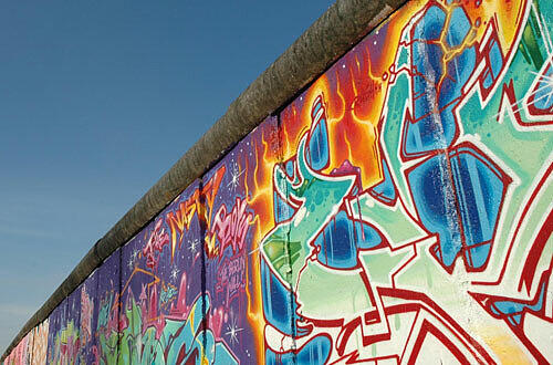 Graffitis schmücken die Berliner Mauer