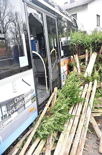 Die Bilder vom Verkehrsunfall in Waldtrudering: Ein Transporter kolldierte mit einem Linienbus, der nach dem Zusammenstoß in einem Vorgarten zum Stehen kam.