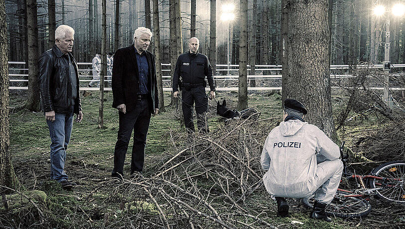 "Tatort": Die Kommissare Ivo Batic (Miroslav Nemec, l.) und Franz Leitmayr (Udo Wachtveitl) betrachten einen Fundort "Tatort": Die Kommissare Ivo Batic (Miroslav Nemec, l.) und Franz Leitmayr (Udo Wachtveitl) betrachten einen Fundort
