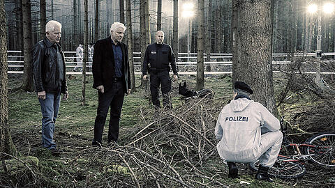 "Tatort": Die Kommissare Ivo Batic (Miroslav Nemec, l.) und Franz Leitmayr (Udo Wachtveitl) betrachten einen Fundort