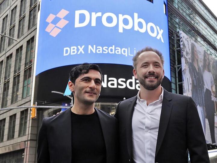 Arash Ferdowsi (l) und Drew Houston, Gründer des Online-Speicherdienstes Dropbox, stehen vor einem Plakat zum Börsengang ihres Unternehmens.