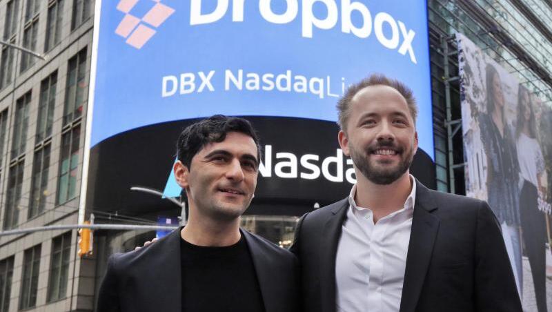 Arash Ferdowsi (l) und Drew Houston, Gründer des Online-Speicherdienstes Dropbox, stehen vor einem Plakat zum Börsengang ihres Unternehmens. Arash Ferdowsi (l) und Drew Houston, Gründer des Online-Speicherdienstes Dropbox, stehen vor einem Plakat zum Börsengang ihres Unternehmens.